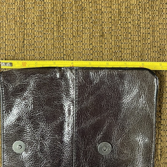 Simply Vera Vera Wang Faux Leather Wristlet Clutch Purse - Picture 13 of 13